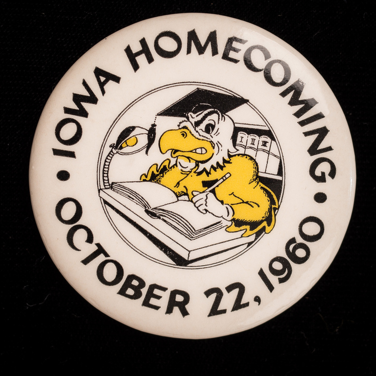 Herky the Hawk UNIVERSITY OF IOWA HOMECOMING PIN Badge October 22 1960 